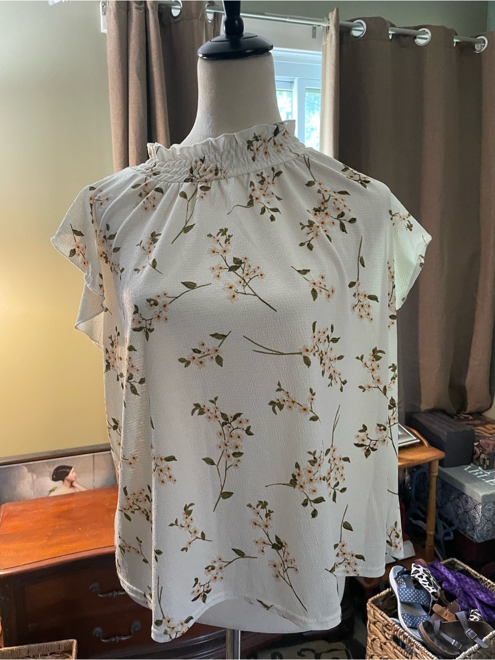 MELLODAY White Floral Ruffle-Neck Flutter Sleeve Blouse